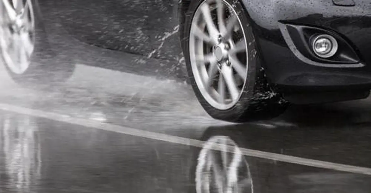 Imagen de vehículo en lluvia