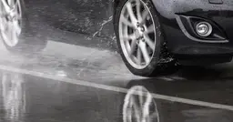 Imagen de vehículo en lluvia